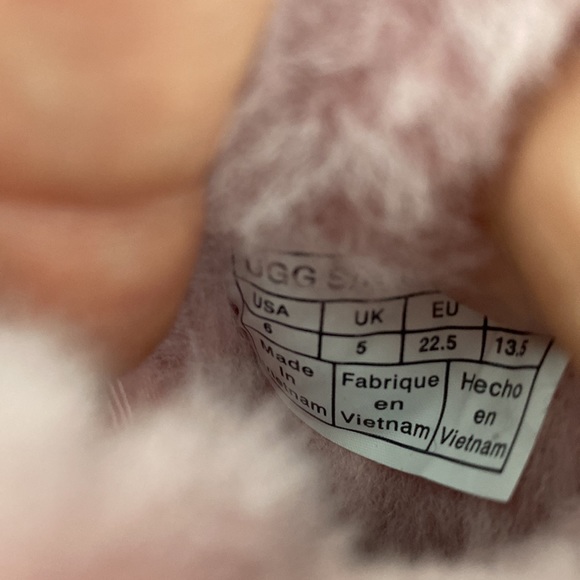 Kids Ugg Bailey Bow Light Pink Boots - Picture 9 of 16